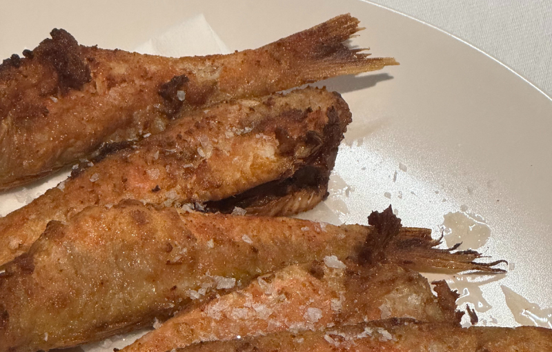 Plat de salmonets fregits amb sal en escates.