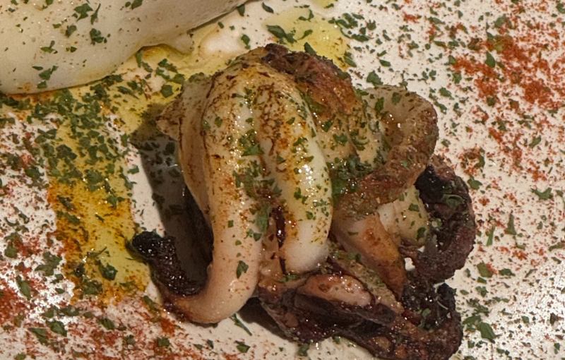 Potes de sépia a la planxa amb oli d’oliva, julivert i pebre roig.