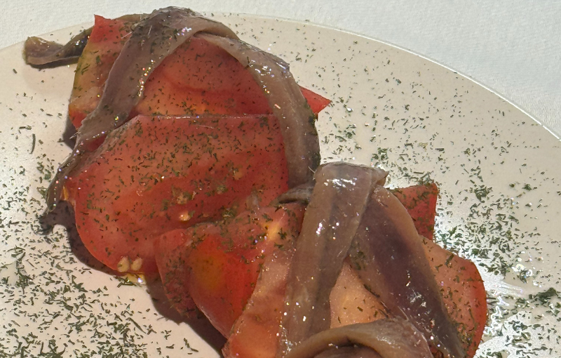 Llesques de tomaca valenciana amb anxoves i oli d’oliva verge.