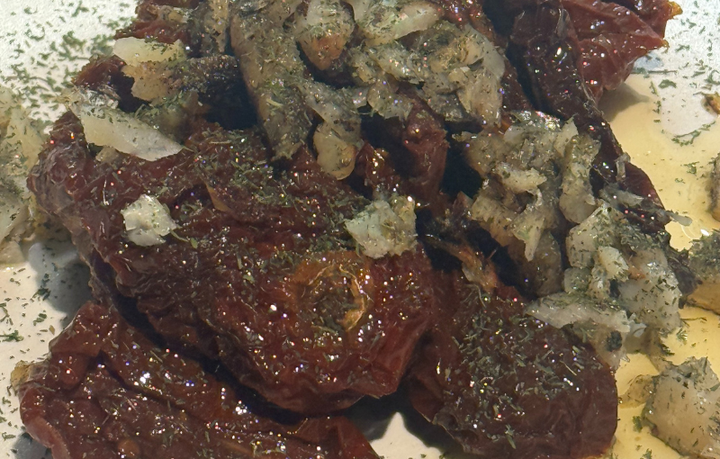 Tomaca seca hidratada amb ceba tendra i oli d’oliva.