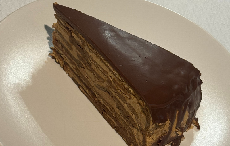 Tall de pastís de xocolata amb galeta, amb cobertura brillant.