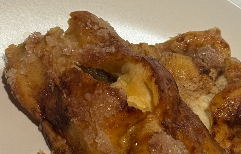 Torrada dolça empolvorada amb sucre i canella, postres típiques.